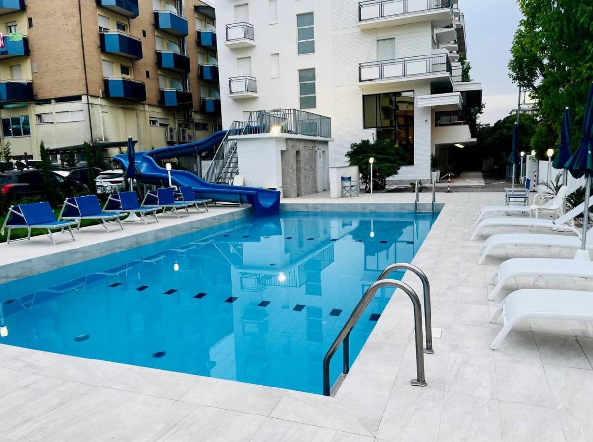 Clubhotel Residence Чезенатико Екстериор снимка