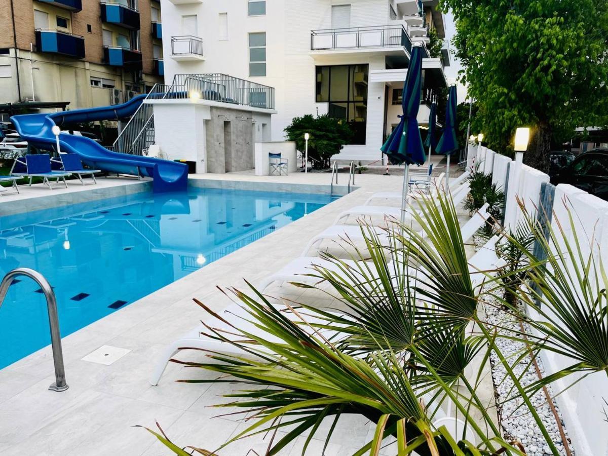 Clubhotel Residence Чезенатико Екстериор снимка